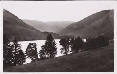 Lac de Longemer et vue sur le Hohneck.
