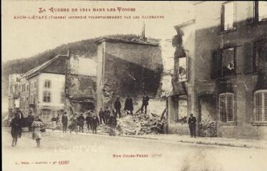 La Guerre de 1914 dans les Vosges. Raon-l'Étape (Vosges) incendié volontairement par les Allemands. Rue Jules Ferry.