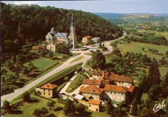 Domrémy-la-Pucelle (Vosges) – Vue aérienne : le Carmel et la basilique du Bois-Chenu.