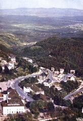 Les Hautes-Vosges. Les Trois-Épis (alt. 658-680 m). La route en lacets descendant vers plaine d'Alsace.