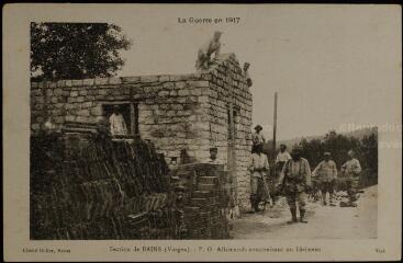 La guerre en 1917. - Section de Bains (Vosges) - Prisonniers de guerre allemands construisant un bâtiment.
