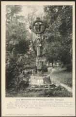 Châtenois. Croix dans l'ancien cimetière près de l'église (XVe siècle) ; sur la croix, le Christ et St Pierre ; sous les niches : St Vincent, St Jean, Ste Barbe et un évêque ; au bas du fût, une pieta. - A. P.