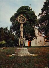 [Châtenois]. - L'église et la croix de l'ancien cimetière.