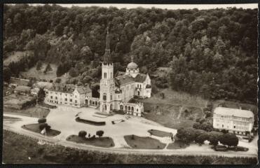 [Domrémy]. - Vue aérienne. Basilique nationale de sainte Jeanne d'Arc.