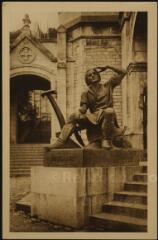 [Domrémy]. - Statue de Jacques d'Arc.