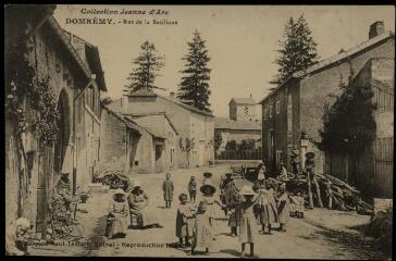 Domrémy. - Rue de la basilique.