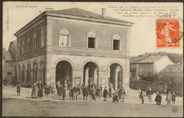 Halles de Grand. Grand, sur un plateau, à 22 kilom. de Neufchâteau, 1000 habitants, moulin à vent, clouteries, marché tous les jeudis ; foires : 24 février, 6 mai, 18 juillet, 12 septembre, 5 novembre.