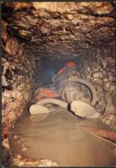 [Grand]. - Canalisation souterraine d'époque gallo-romaine : dévasage à la lance d'eau.