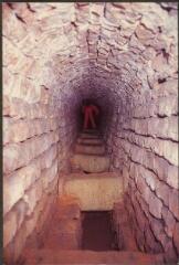 [Grand]. - Canalisation souterraine dite du "Grand Jardin" (profondeur : 5,80 m). Section voûtée avec entretoises de renfort. Haut. : 2,25 m, larg. : 0,60 m.