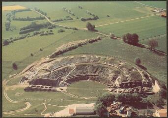 [Grand]. - L'amphithéâtre gallo-romain. Construction : fin Ier siècle, début IIe siècle après Jésus-Christ. Capacité : 17000 places.