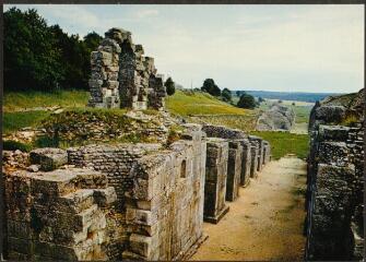 [Grand]. - Amphithéâtre gallo-romain. Construction : fin 1er s. début 2e s. après J.C.. Contenance : 16000 à 20000 places. Les arcades et les corridors est et ouest.