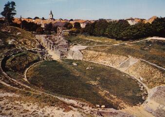 [Grand]. - Amphithéâtre gallo-romain. Construction : fin 1er s. début 2e s. après J. C.. Contenance : 16000 à 20000 places. Le village et son église.
