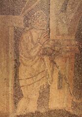 [Grand]. - Basilique - Détail de la mosaïque : personnage s'appuyant sur un bâton de berger. /Basilika - Detail des Mosaiks : Figur, auf einen Hintenstab gestützt. /Basilica - Detail of the mosaic : person leaning on a sheppard's stick.