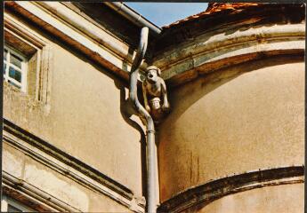 Château de Sandaucourt (XVIe s.) "Femme en douleurs enfantant le sourire" (gargouilles à formes humaines).