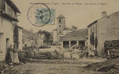 Haréville-sous-Montfort. - Vue d'une rue du village, des lavoirs et de l'église.