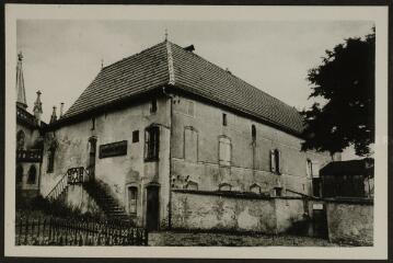 [Mattaincourt]. - Basilique Saint-Pierre-Fourier. Le presbytère du saint et le puits du miracle.