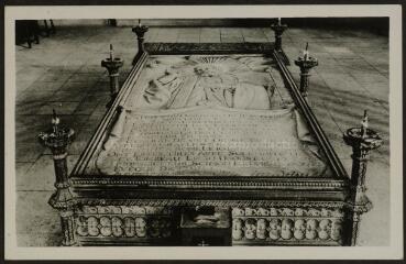 [Mattaincourt]. - Basilique Saint-Pierre-Fourier. La pierre tombale (1640-1732).