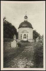 [Mattaincourt]. - Basilique Saint-Pierre-Fourier. La chapelle ronde, la statue et la fontaine miraculeuse.