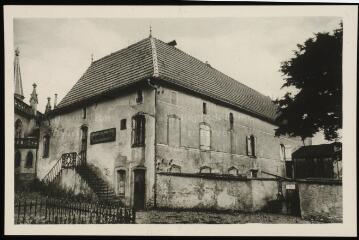 Mattaincourt. - À l'ombre de la basilique, près du "puits du miracle", le musée s'abrite dans l'ancien presbytère qui fut celui de saint Pierre Fourier de 1597.