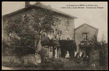 Le presbytère de Ménil le 28 août 1917. L'abbé Collé et Louis Mathieu. Honneur aux délégués.