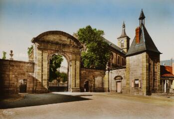 [Moyenmoutier]. - Place du Fort-Demange, l'église et l'ancienne porte de l'abbaye.