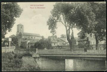 Neufchâteau. Place du monument.