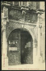 Neufchâteau (Vosges). - Porte de l'Hôtel de ville.