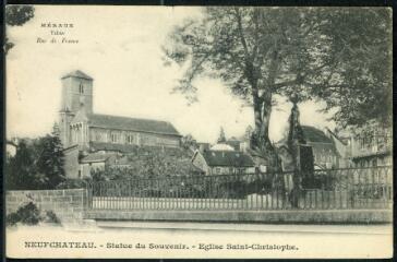 Neufchâteau. - Statue du souvenir - Église Saint-Christophe.