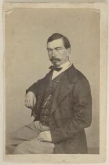 Portrait (homme assis ; non identifié).