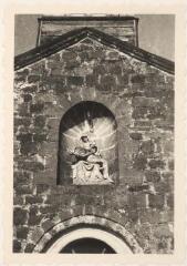Vue de la chapelle d’Aureil-Maison : statue de la Vierge et du Christ (niche surplombant l’entrée).