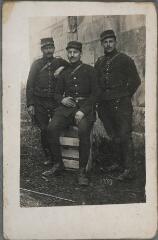 Portrait en uniforme avec deux camarades, à Saint-Bandry : carte-photo (mars 1915). [Marc Perrier est au centre].