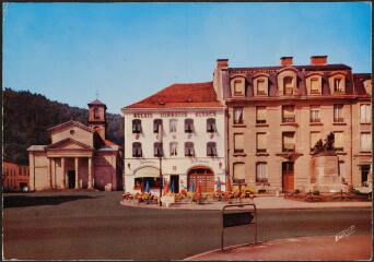 [Raon-L'Étape]. - Place de l'Hôtel de ville. L'église Saint-Luc, le Relais Lorraine-Alsace et le monument aux morts.