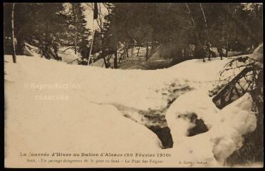 La journée d'hiver au Ballon d'Alsace (20 février 1910) - Un passage dangereux de la piste de fond - Le pont des Faigues.