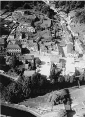 Ruines du château, cimetière, hôtel-de-ville, institut médico-éducatif.