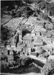 Ruines du château, cimetières, hôtel-de-ville, église, tour des Lombards.