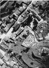 Vue aérienne de Fontenoy-le-Château : ruines du château, cimetière, église, tour des Lombards.