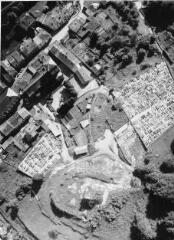 Vue aérienne de Fontenoy-le-Château : ruines du château, cimetières, église, tour des Lombards.