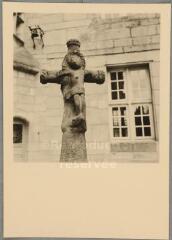 Quimper - Musée départemental - croix. – Vue rapprochée ; Christ en croix.