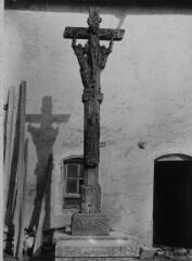 Attignéville - croix - 1684. – Vue d'ensemble ; Christ en croix accompagné d'anges, saint Nicolas sur le fût.
