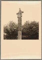 Beaufremont - croix de chemin - XVe siècle. – Vue sur la partie supérieure ; fût avec des arcatures présentant des Apôtres et personnages saints, Crucifixion avec la Vierge et saint Jean, saint Michel dominant le monument.