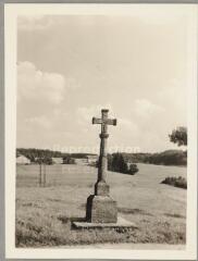 Bellefontaine - croix de chemin de Jalleray [Jaillerey] - 1552. – Vue d'ensemble ; ostensoir sculpté.