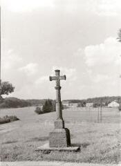 Bellefontaine - croix de chemin de Jalleray [Jaillerey] - 1552. – Vue d'ensemble ; ostensoir sculpté.