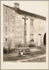 Bellefontaine - croix de chemin des maisons de Raon. – Vue d'ensemble ; Christ en croix et saint Nicolas sur le fût.