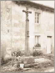 Bellefontaine - croix de chemin des maisons de Raon. – Vue d'ensemble ; Christ en croix et saint Nicolas sur le fût.