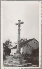 Bellefontaine - croix de chemin des maisons de Raon - XVIIe siècle. – Vue d'ensemble.