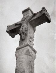 Bellefontaine - croix de chemin des maisons de Raon - XVIIe siècle. – Vue rapprochée sur le Christ en croix.