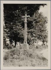 Bellefontaine - croix de chemin du Pont-Jeanson - 1723. – Vue d'ensemble ; croix sculptée du monogramme I.H.S. et d'une fleur, fût sculpté d'une niche et d'une échelle.