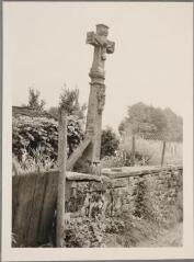 Bellefontaine - croix de chemin de Rougerupt - 1672. – Vue d'ensemble, Christ en croix et fût sculptée d'une Vierge à l'Enfant.