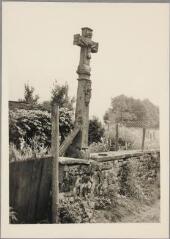 Bellefontaine - croix de chemin de Rougerupt - 1672. – Vue d'ensemble ; Christ en croix et fût sculptée d'une Vierge à l'Enfant.