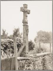 Bellefontaine - croix de chemin de Rougerupt - 1672. – Vue d'ensemble ; Christ en croix et fût sculptée d'une Vierge à l'Enfant.